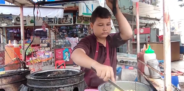 阿富汗10歲男孩在街頭賣薯條，靠自己養家餬口，懂事得讓人心疼