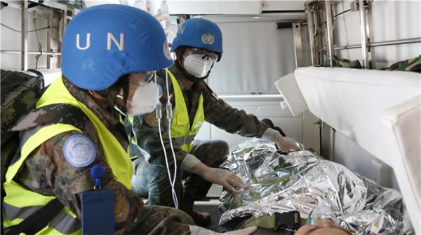 我赴黎維和官兵與外軍開展空中醫療後送演練