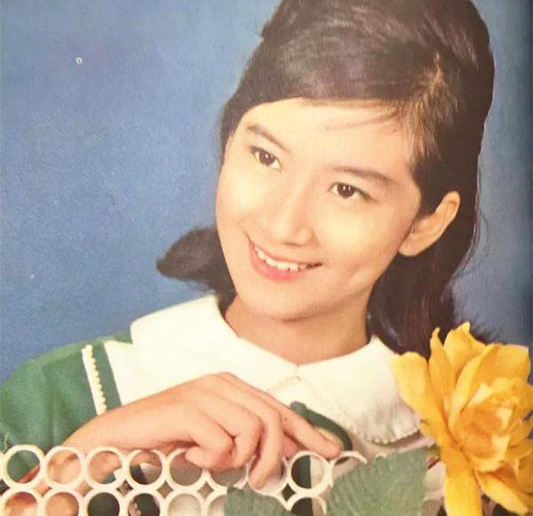 薛家燕一家五口罕同框，3個孩子像極了前夫，小17歲男友沒露面