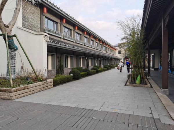 踏青早行人 作者：張鎖龍