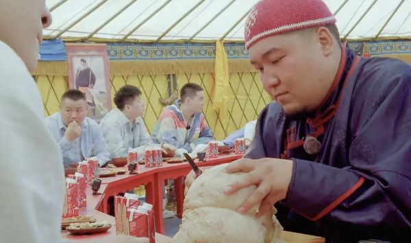 《德雲鬥笑社》裡的內蒙羊尾油,到底是啥?牧民:代表著尊敬客人 《德雲鬥笑社》裡的內蒙羊尾油,到底是啥?牧民:代表著尊敬客人