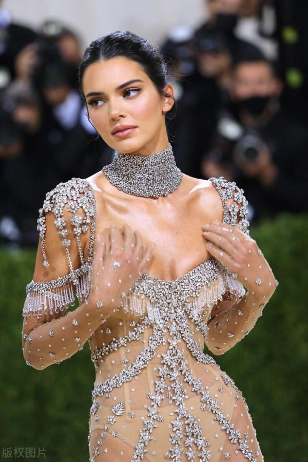 不輸詹娜！紐約超級秀場中國唯一代表谷愛凌，俏皮短款晚禮驚豔眾生