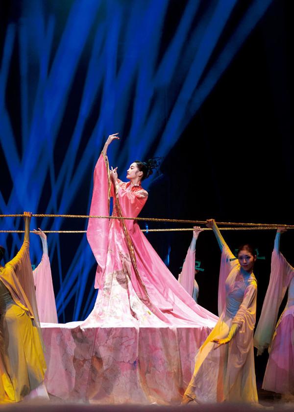 關曉彤亮相東方衛視春晚 著顧繡古風長裙表演舞蹈《織》