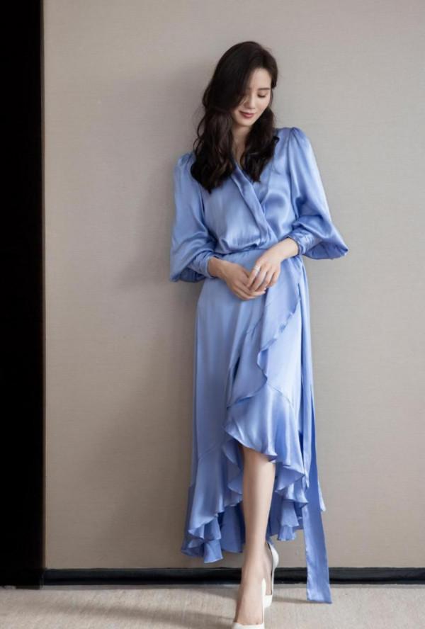 有一種優雅叫“劉詩詩”，穿緞面長裙簡約卻有氣質，名媛範十足