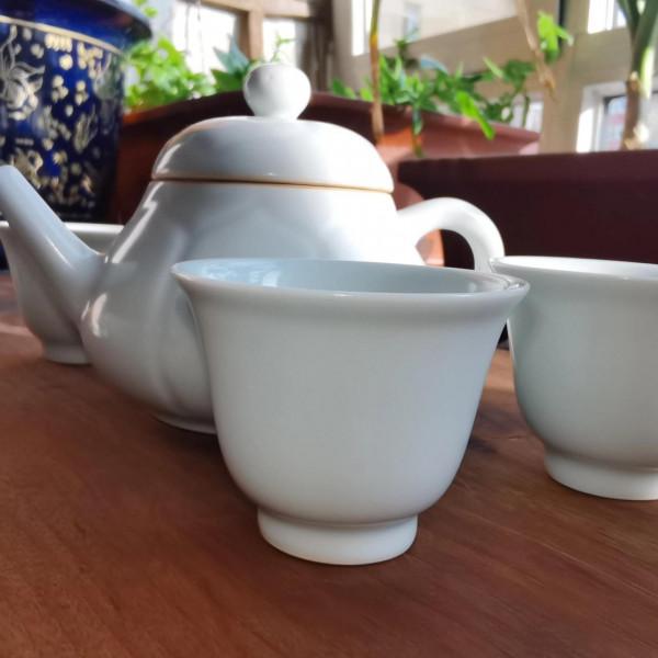 明宣德甜白釉梨壺鈴鐺杯（一壺四杯）賞析