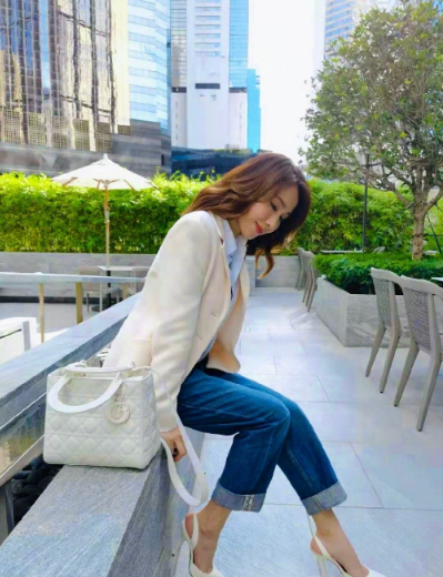 奔五的黎姿看起來狀態好，印花連體褲個性又時髦，越來越有貴婦感