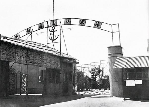 抗日戰爭中，日本軍艦被個普通中國鉗工鑿沉，上海灘為之轟動