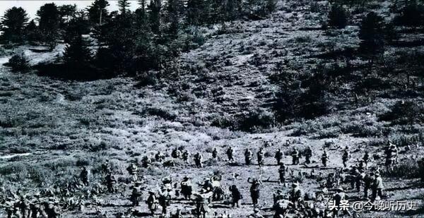 我軍轟炸機發現地面叛匪有人穿紅衣,上報後指揮部回覆:這是匪首 我軍轟炸機發現地面叛匪有人穿紅衣,上報後指揮部回覆:這是匪首