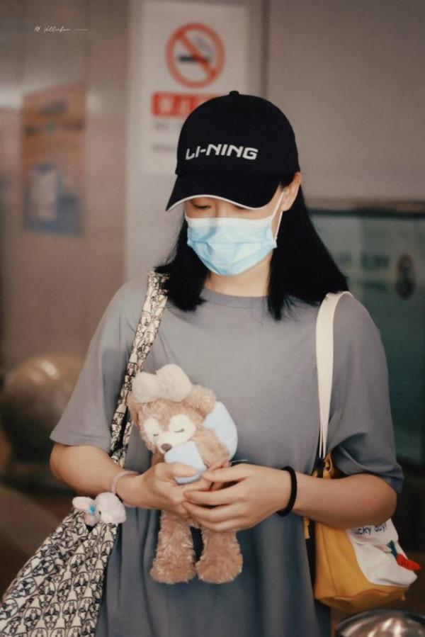 被詠梅的氣質折服了!同框董卿錄製朗讀者,褲裝披風出場就被吸引 被詠梅的氣質折服了!同框董卿錄製朗讀者,褲裝披風出場就被吸引