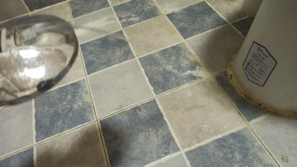 衝馬桶時飛出10萬細菌,衛生間變黃變臭,自己能解決!不花冤枉錢 衝馬桶時飛出10萬細菌,衛生間變黃變臭,自己能解決!不花冤枉錢