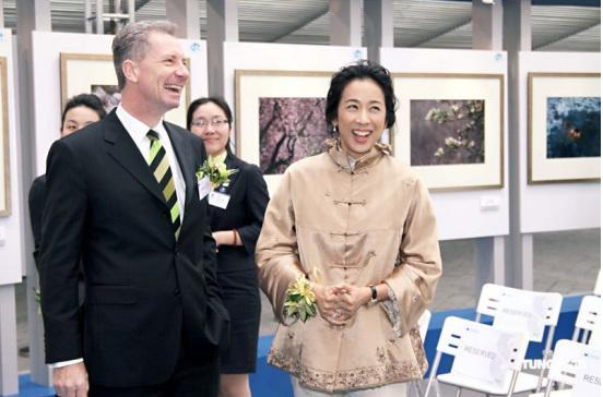 朱玲玲孫女首次演出，穿小黑裙拉小提琴不怯場，太有奶奶港姐範兒