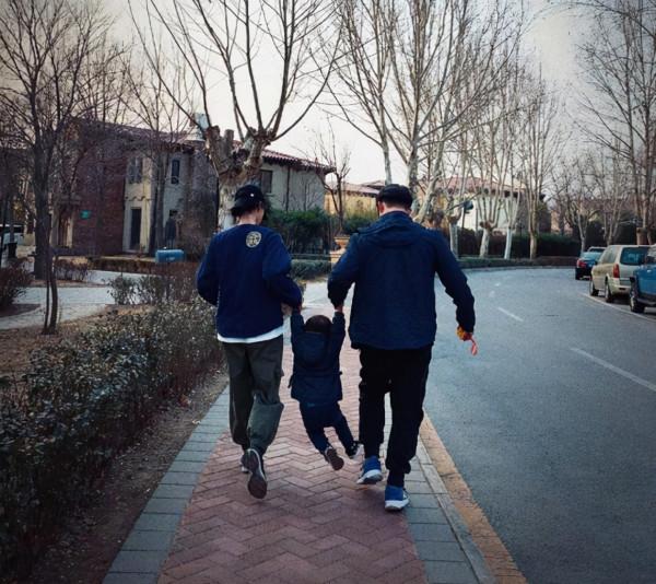 生下3胎的8個明星家庭：有人5年內連生3娃，有人46歲了還敢產子