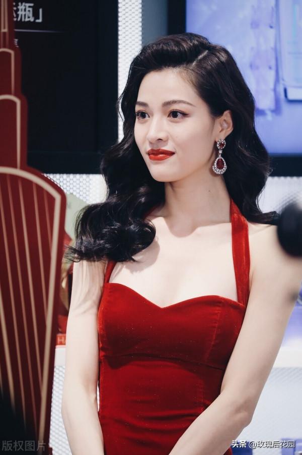 鍾楚曦紅色吊帶長裙+紅色細帶高跟鞋驚豔優雅