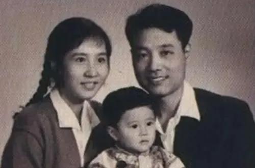 “不老男神”蔡國慶全家合影背後，隱藏著太多的催淚故事