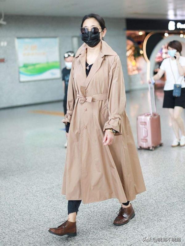 真正高階的女人，不管穿大衣、風衣，都不會配打底褲，拉低氣質