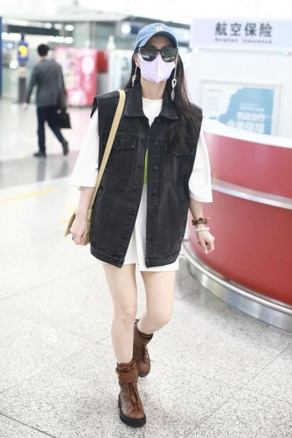 黃聖依帶大兒子出遊,穿襯衫配牛仔短褲像學生妹,太年輕了 黃聖依帶大兒子出遊,穿襯衫配牛仔短褲像學生妹,太年輕了