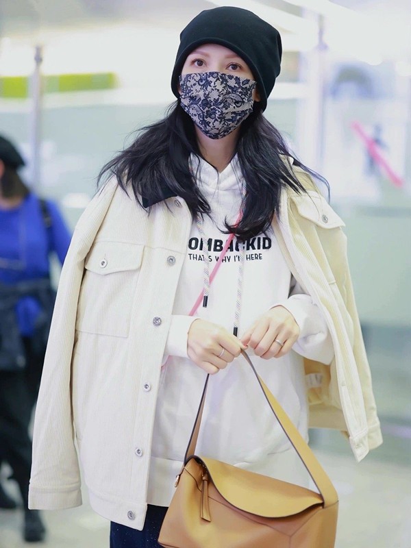 蔡少芬靠港風穿搭美出圈!衛衣配吊襠褲潮到飛起,哪像48歲仨娃媽 蔡少芬靠港風穿搭美出圈!衛衣配吊襠褲潮到飛起,哪像48歲仨娃媽