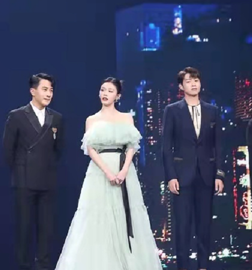 劉愷威穿黑西裝亮相！臉胖一圈沒了霸總範，世紀同框魏大勳不尷尬