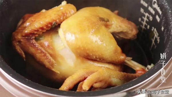 電飯煲燒雞,不加一滴水,肉鮮味美,軟爛不膩,出鍋饞得流口水 電飯煲燒雞,不加一滴水,肉鮮味美,軟爛不膩,出鍋饞得流口水