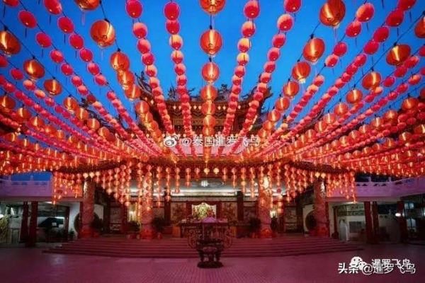 泰國年味兒特別濃，唐人街是春節大廟會，各大商場爭奇鬥豔拼裝飾