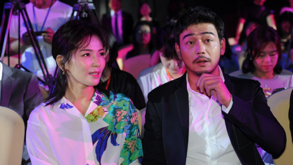 劉濤楊爍私下相處被“曝光”，兩人片場毫不避諱手拉手