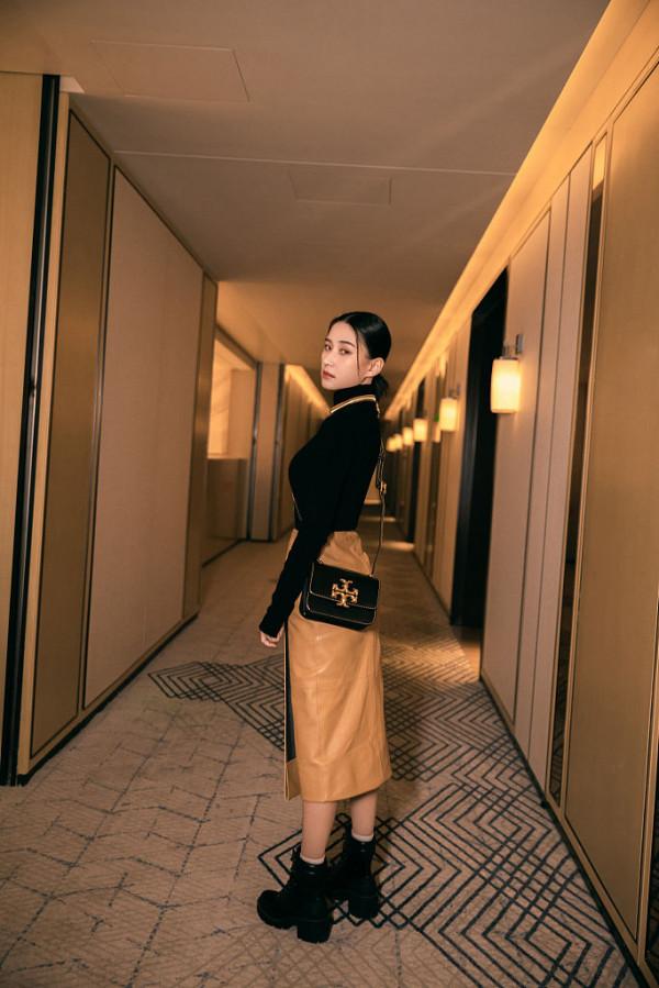 何超蓮黑上衣搭鵝黃色半身裙身姿曼妙 氣質優雅演繹早秋文藝範