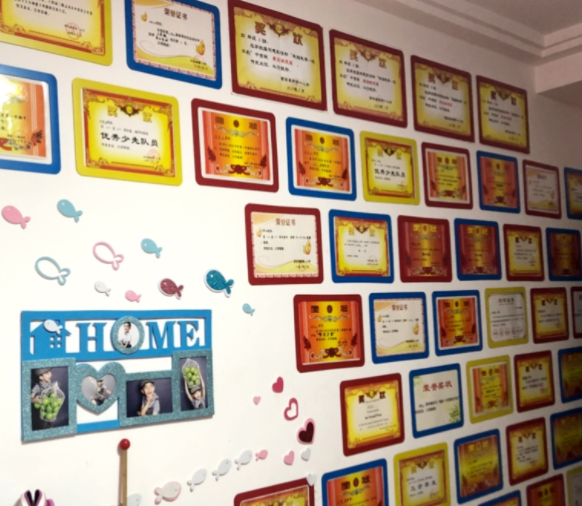 學生獎狀能開展覽，家長卻高興不起來，直言：都是廢紙不如不要