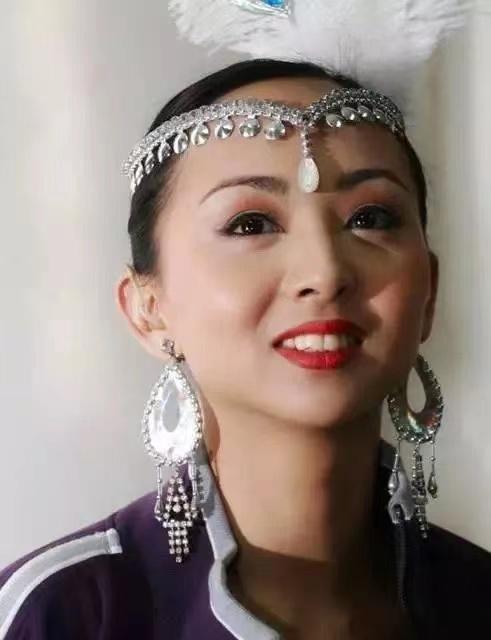 千手觀音領舞邰麗華，被馬來西亞富商苦追8年，現在過得怎麼樣？