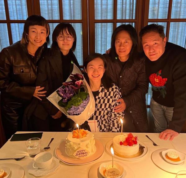 草蜢組合蔡一智為繼女慶生，緊摟對方表現親密，沒血緣卻視如己出