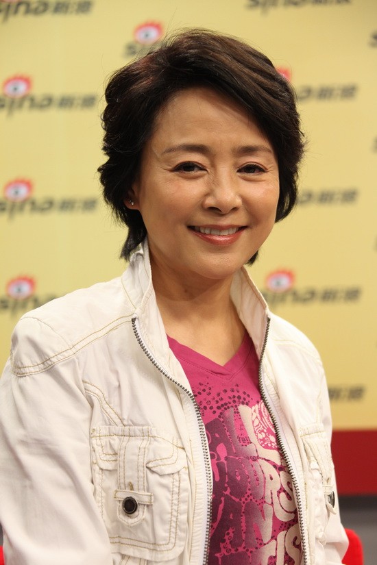 憑《廬山戀》走紅，巔峰時“棄夫”出國，張瑜近況如何？