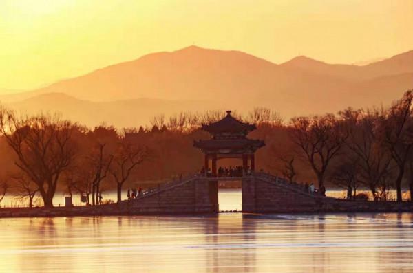 驚豔！頤和園“金光穿洞”彷彿開啟穿越門