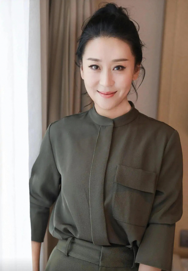 苗圃年紀越大越漂亮,穿軍綠色襯衫配闊腿褲,美出新高度 苗圃年紀越大越漂亮,穿軍綠色襯衫配闊腿褲,美出新高度