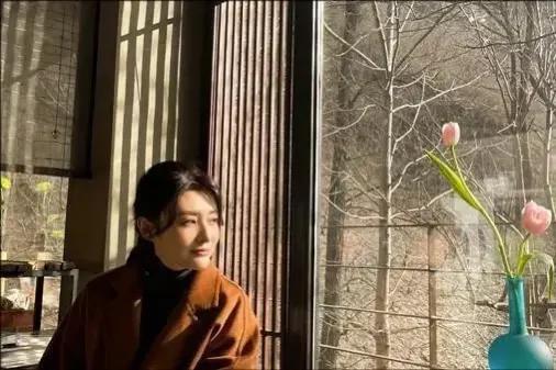 朱亞文夫婦走機場!沈佳妮臉蛋僅有巴掌大,過時呢大衣搭出潮人感 朱亞文夫婦走機場!沈佳妮臉蛋僅有巴掌大,過時呢大衣搭出潮人感