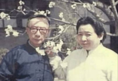 她是日本公主嫁中國人，主動要求加入中國籍，反對女兒嫁日本人