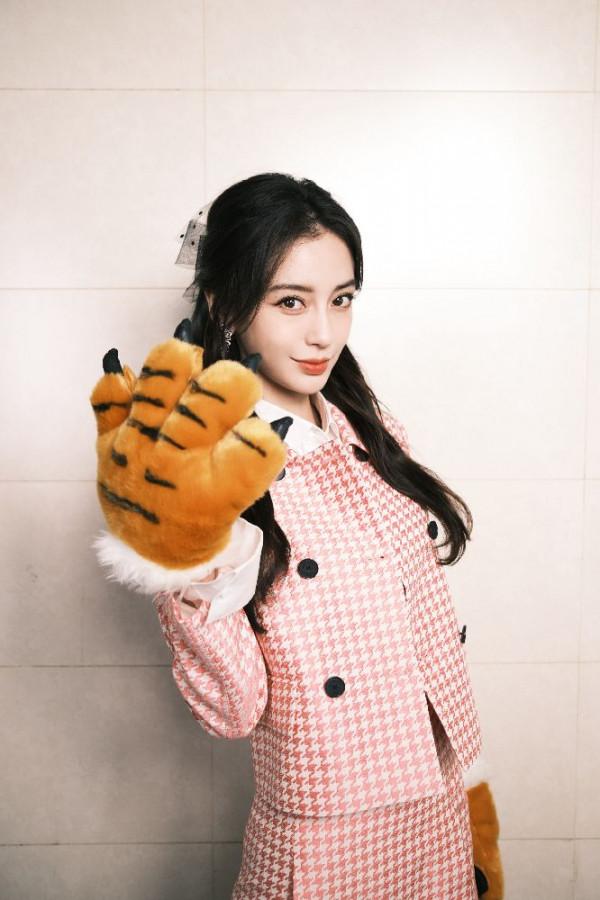 楊穎一身粉色千鳥格套裝，甜美可愛滿糖少女，美圖顏值線上