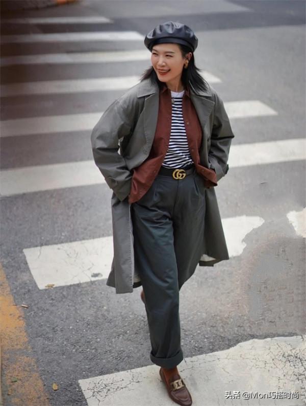 為什麼今年的風衣，內搭都在穿“煙管褲+T恤”？重點是顯瘦又洋氣
