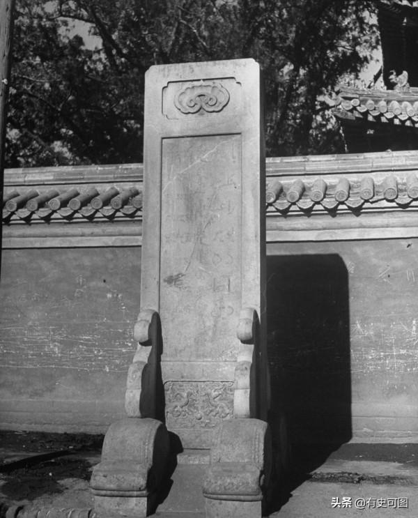 1946年的午門外停滿了汽車，太和殿上放著袁世凱的“西洋寶座”