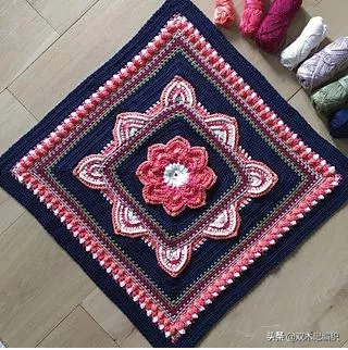 自從學會了鉤方格小花片，家裡大大小小的物件再也沒人比得上