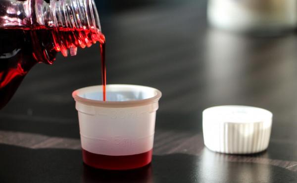 活在止咳糖漿裡的國家，辛巴威喝止咳糖漿，就像中國人吸食鴉片