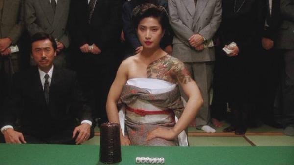 西協美智子：酷似山口百惠，靠肌肉和打戲走紅，63歲和兒子像姐弟