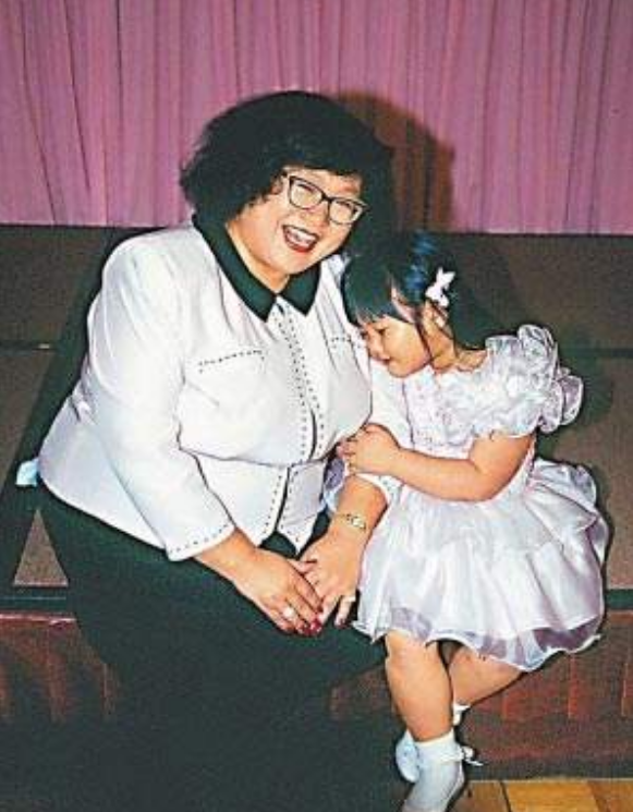 同樣是鄭少秋基因，把沈殿霞和官晶華的女兒一對比，差距就出來了