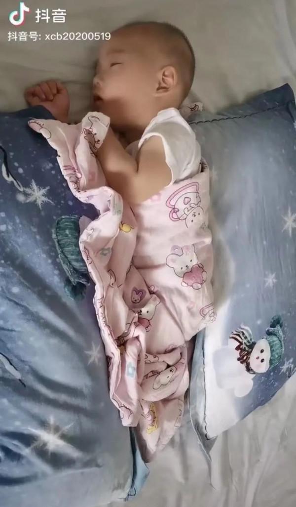 “這是我的寶貝,患有腦癱、癲癇、聾啞、肺炎、不會走路……” “這是我的寶貝,患有腦癱、癲癇、聾啞、肺炎、不會走路……”