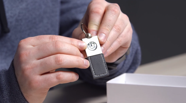 美國小夥斥巨資買中國老年手機，想證明質量不好，測試後連買10臺