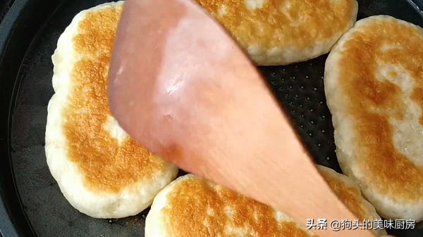 發麵餅怎麼做最簡單？一碗麵粉一碗水，用筷子一攪，蓬鬆又暄軟