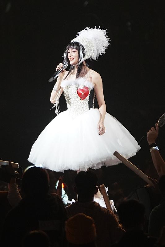 張韶涵的舞臺造型奇葩過頭了,看著雖然很奇怪,但真的很美 張韶涵的舞臺造型奇葩過頭了,看著雖然很奇怪,但真的很美