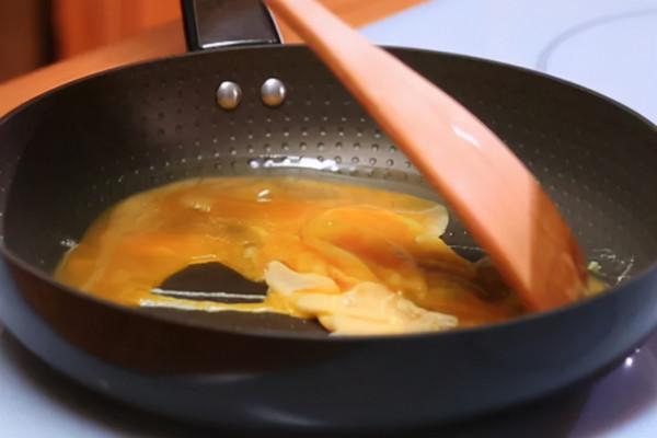 趣味早餐食譜：秋葵炒雞蛋搭配蔥油餅