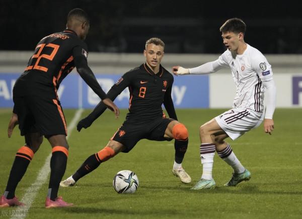 1-0,贏球仍爆冷!控球高達74%,世界第十一勝連轟11球,升至榜首 1-0,贏球仍爆冷!控球高達74%,世界第十一勝連轟11球,升至榜首