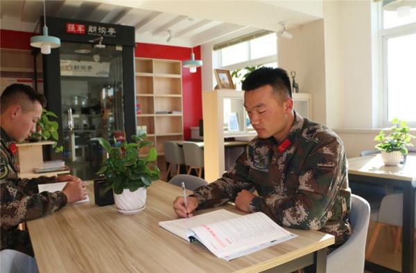 “迷彩式”週末軍營