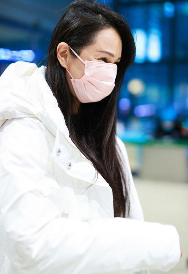 伊能靜罕帶女兒走機場，她一身臃腫只顧自己保暖，女兒穿得太清涼