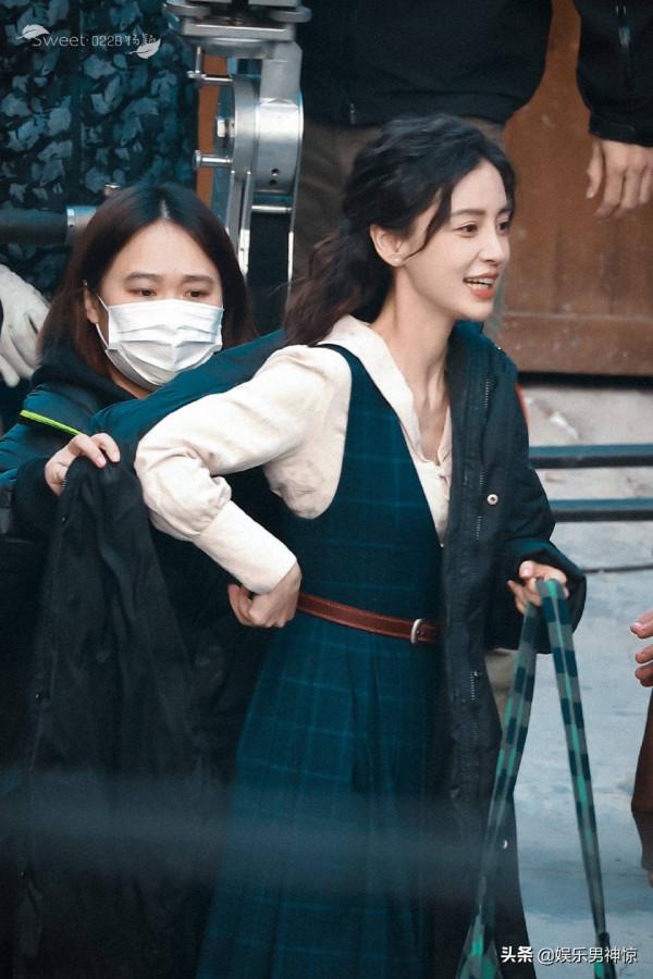 Angelababy新劇路透曝光 捲髮配綠色長裙氣質優雅